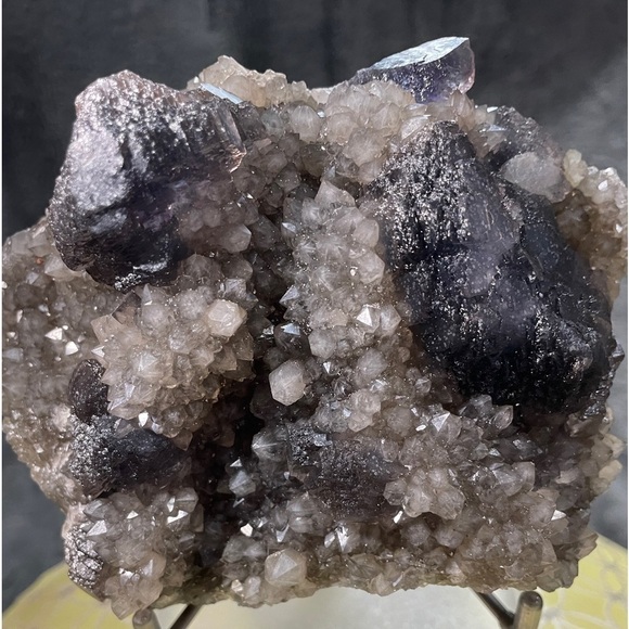WOW- 🤩 candle quartz- sphalerite and deep purple fluorite- strong UV 5”x4”x3” - Picture 1 of 8
